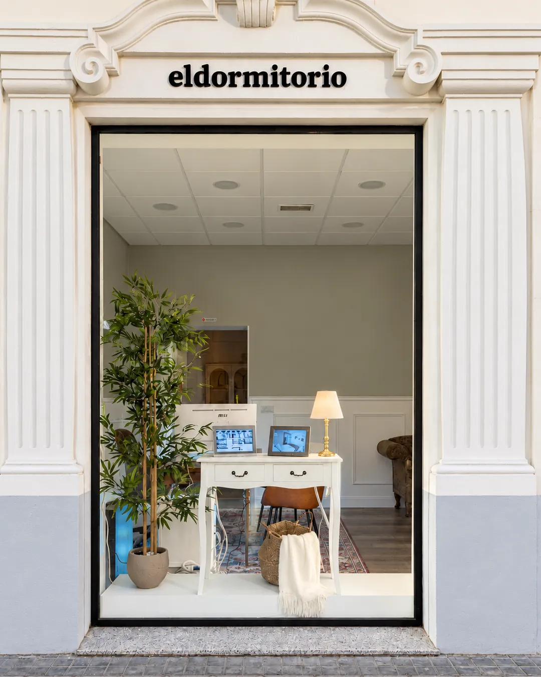 Fachada de la oficina de eldormitorio en la calle Vallehermoso, 69, con el rótulo sobre el escaparate